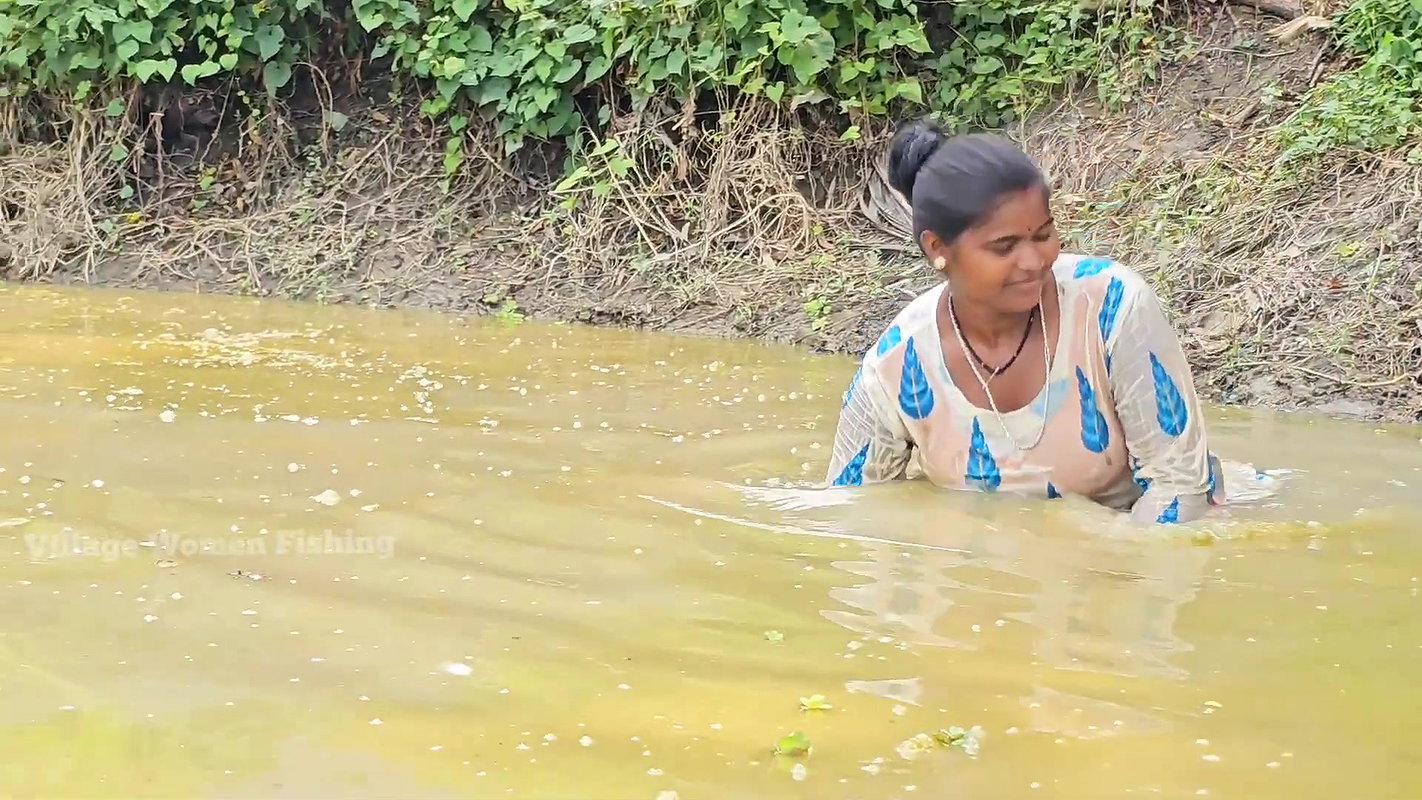 Amazing Village Women Fishing with bare Hand    Mo