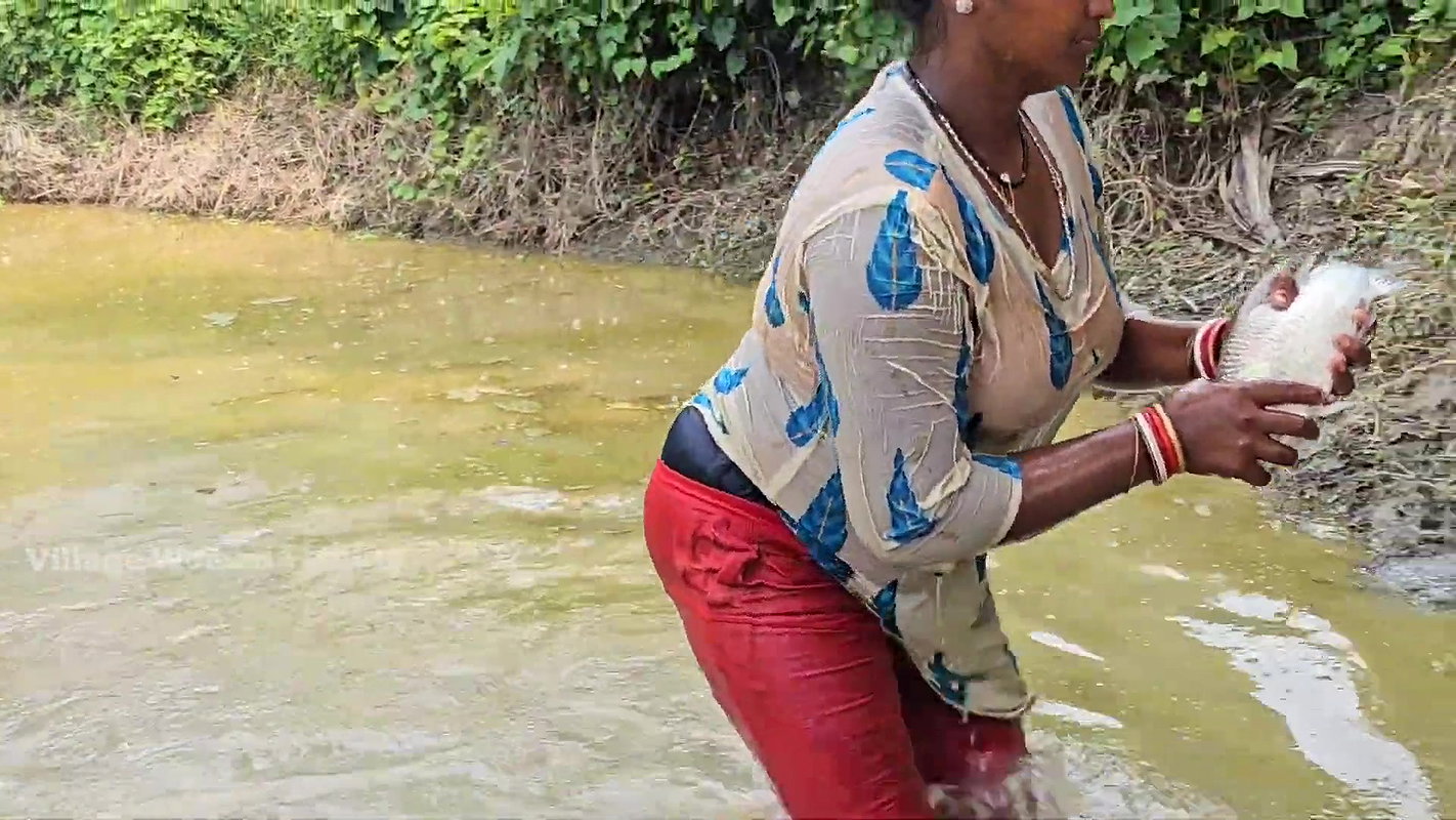 Amazing Village Women Fishing with bare Hand    Mo