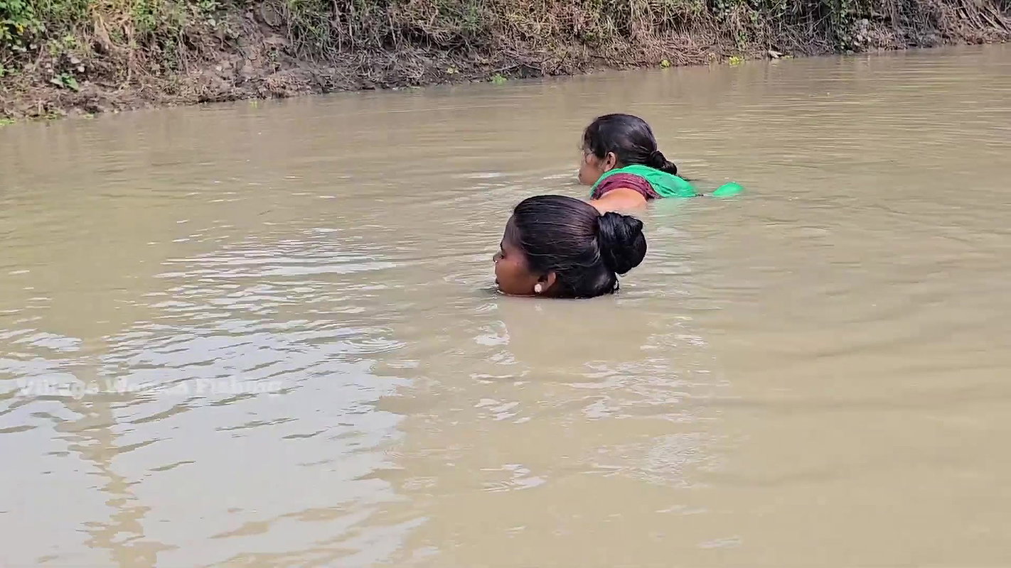 Amazing Village Women Fishing with bare Hand    Mo