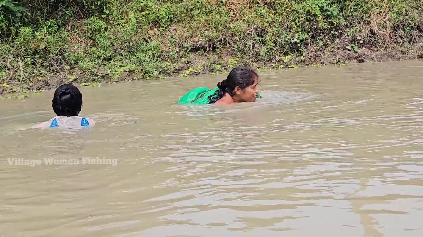 Amazing Village Women Fishing with bare Hand    Mo