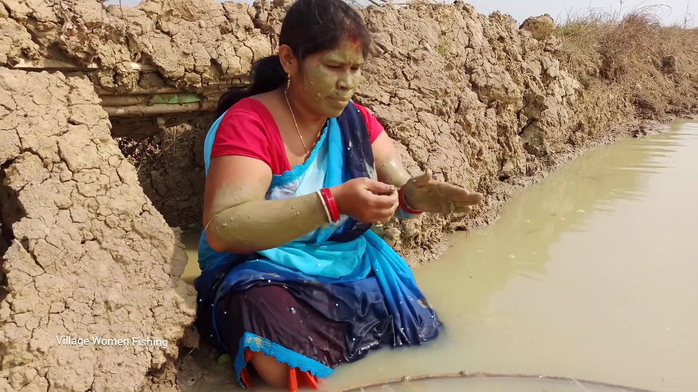 x Amazing Village Women fishing With Unknown Ingredi