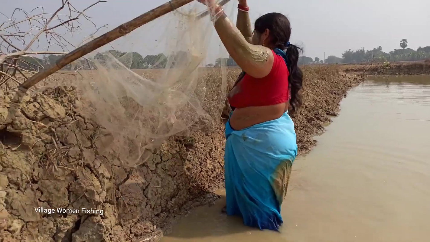 x Amazing Village Women fishing With Unknown Ingredi