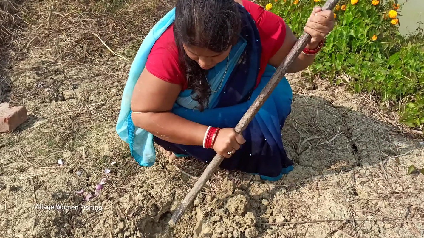 x Amazing Village Women fishing With Unknown Ingredi