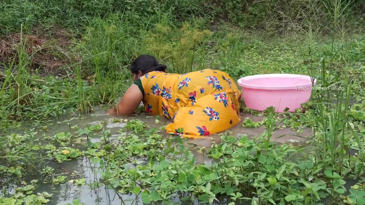 Amazing village women fishing    Women fishing Til
