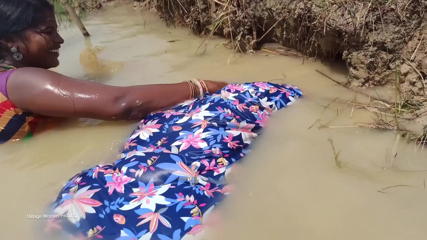 Amazing Village Women hand fishing   Simple catfis