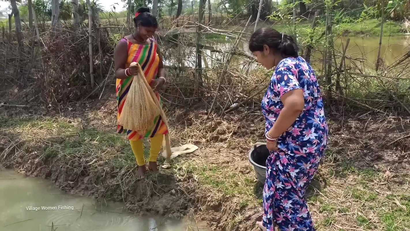 Amazing Village Women hand fishing   Simple catfis