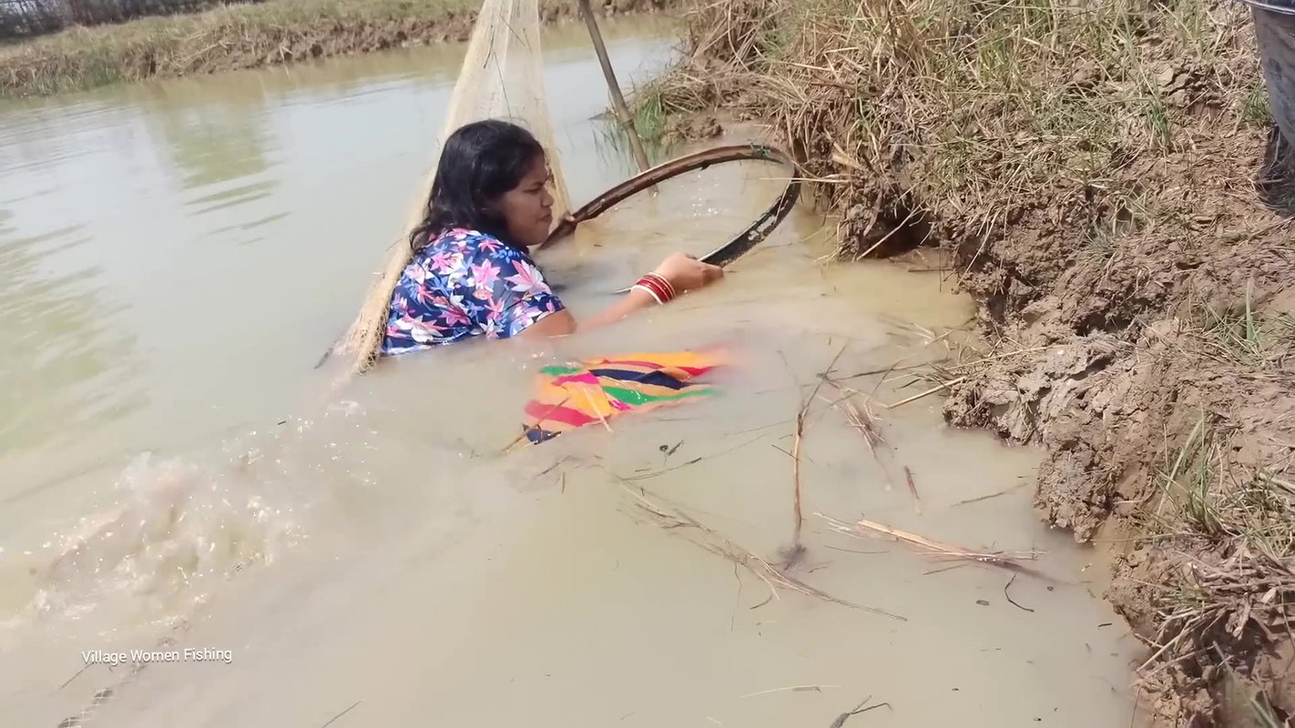 Amazing Village Women hand fishing   Simple catfis
