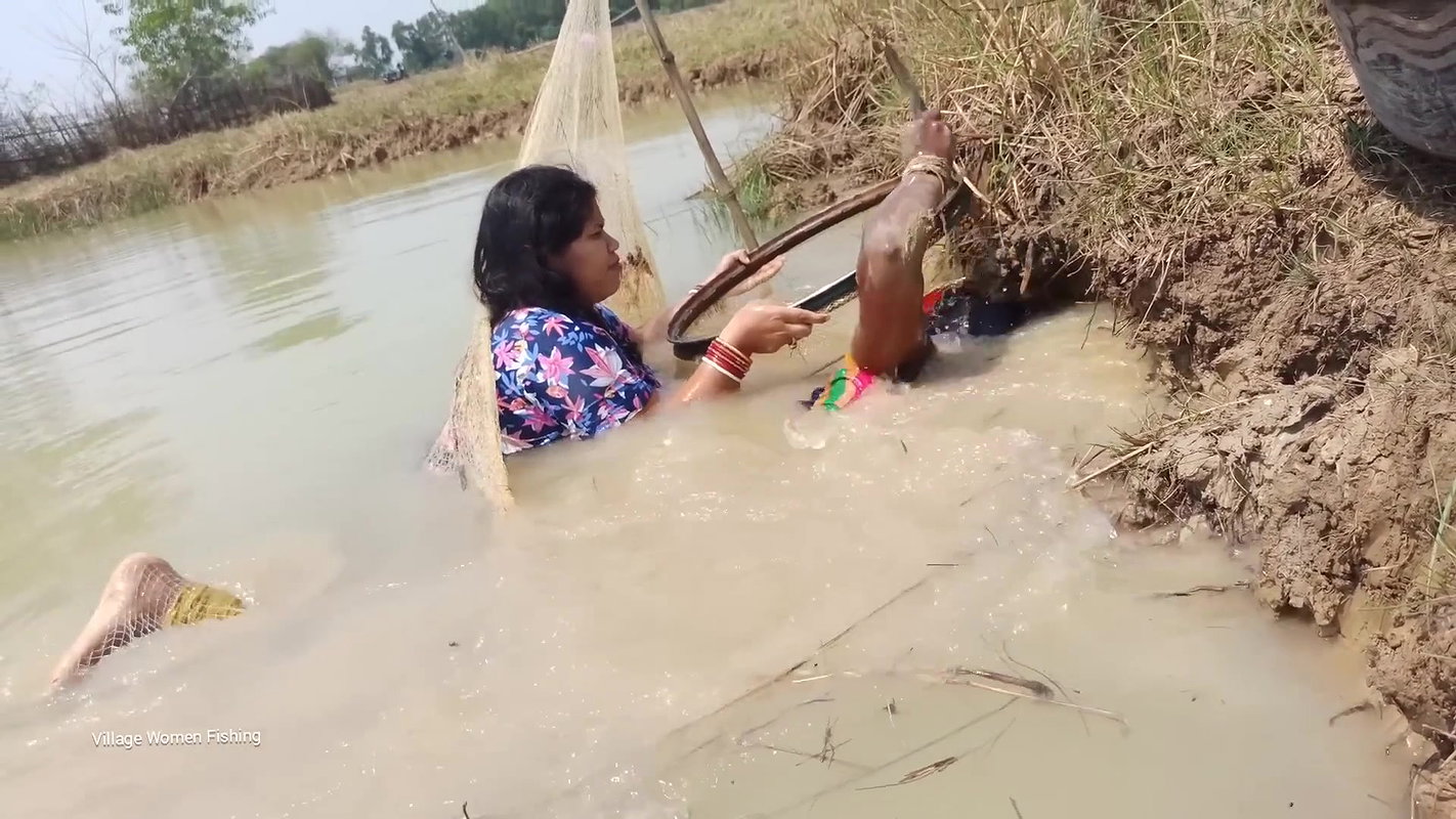 Amazing Village Women hand fishing   Simple catfis