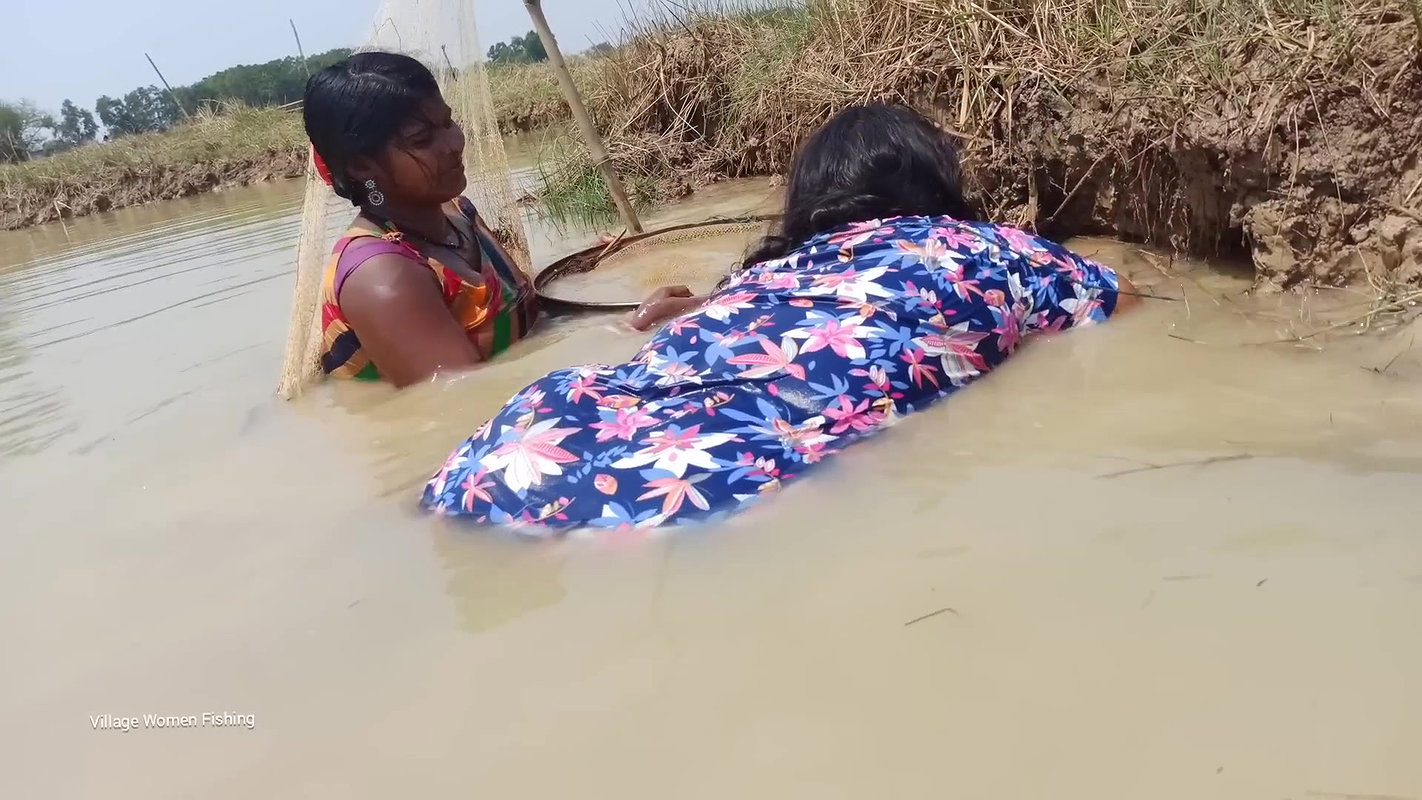 Amazing Village Women hand fishing   Simple catfis