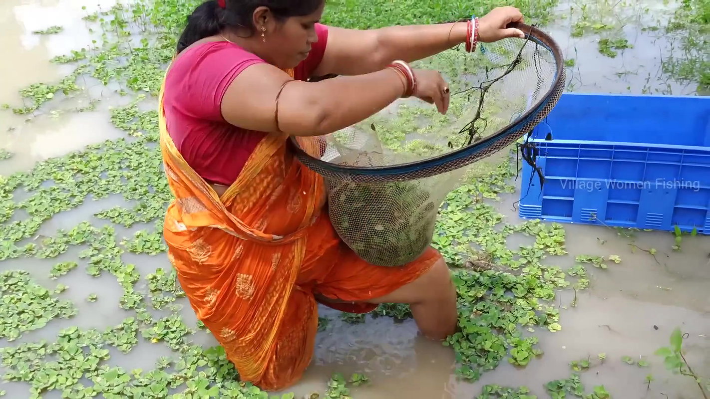Amazing Village women Hand fishing   Unique fishin