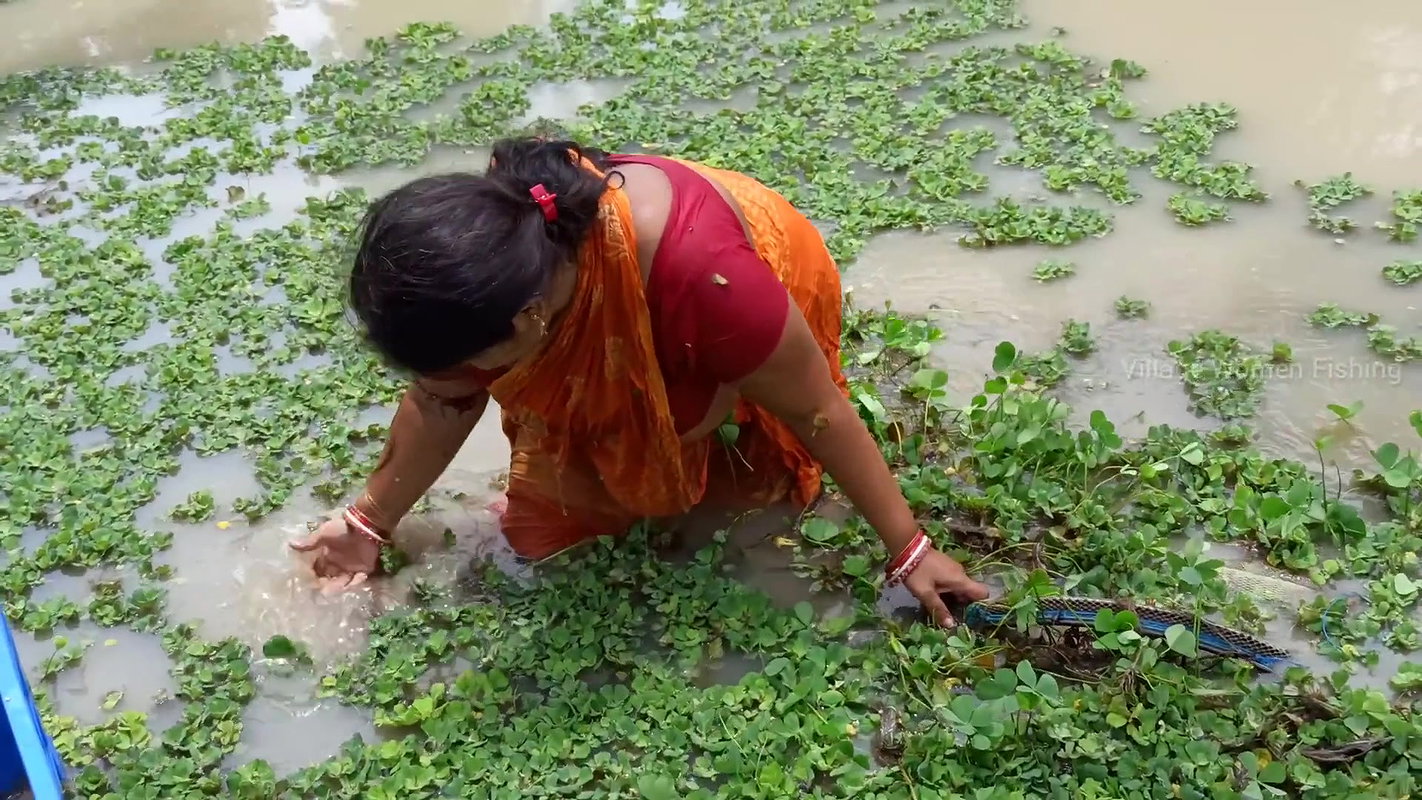 Amazing Village women Hand fishing   Unique fishin