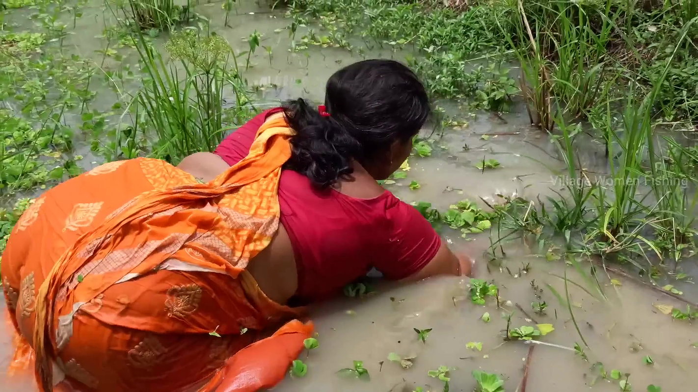 Amazing Village women Hand fishing   Unique fishin
