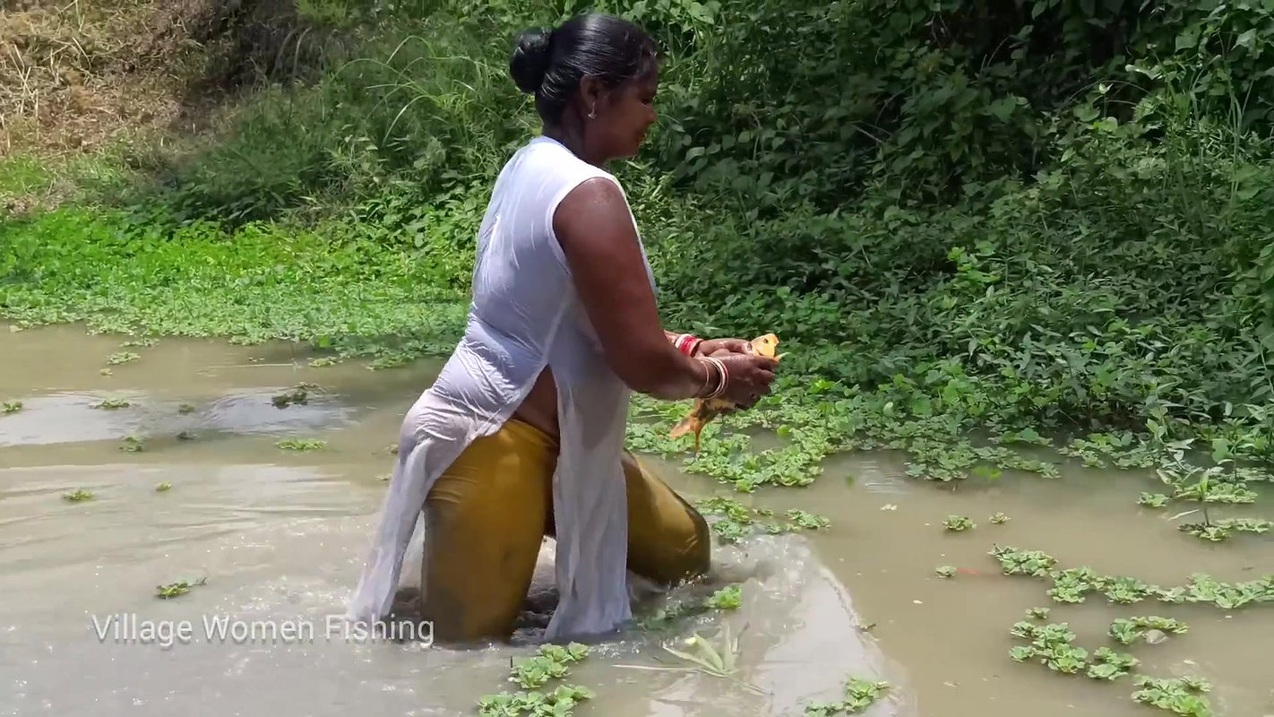Amazing Village women Hand fishing   Village women