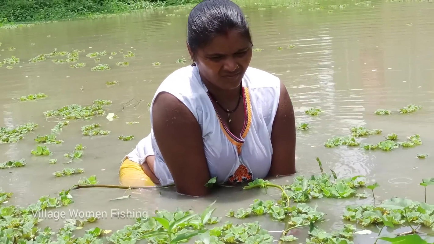 Amazing Village women Hand fishing   Village women