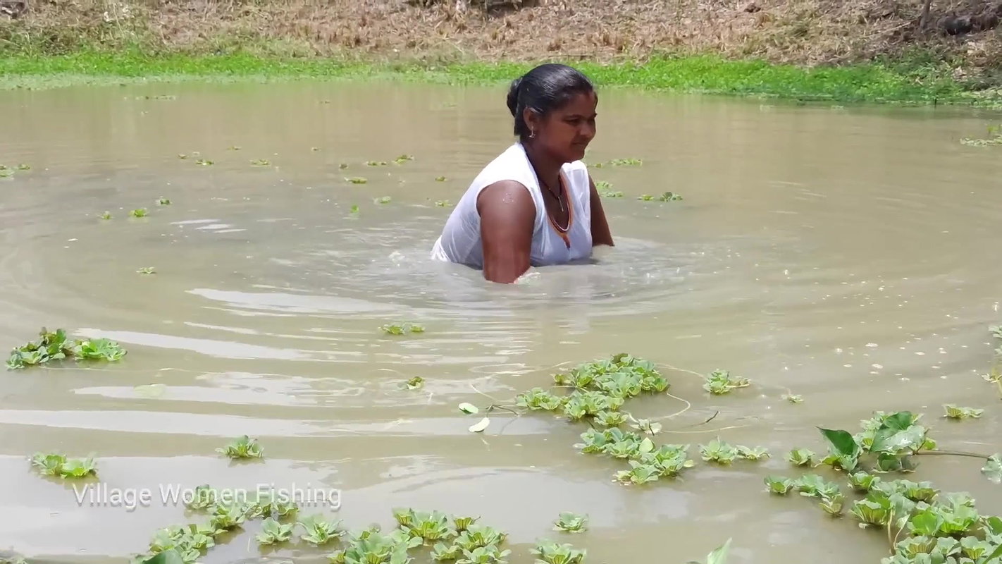 Amazing Village women Hand fishing   Village women