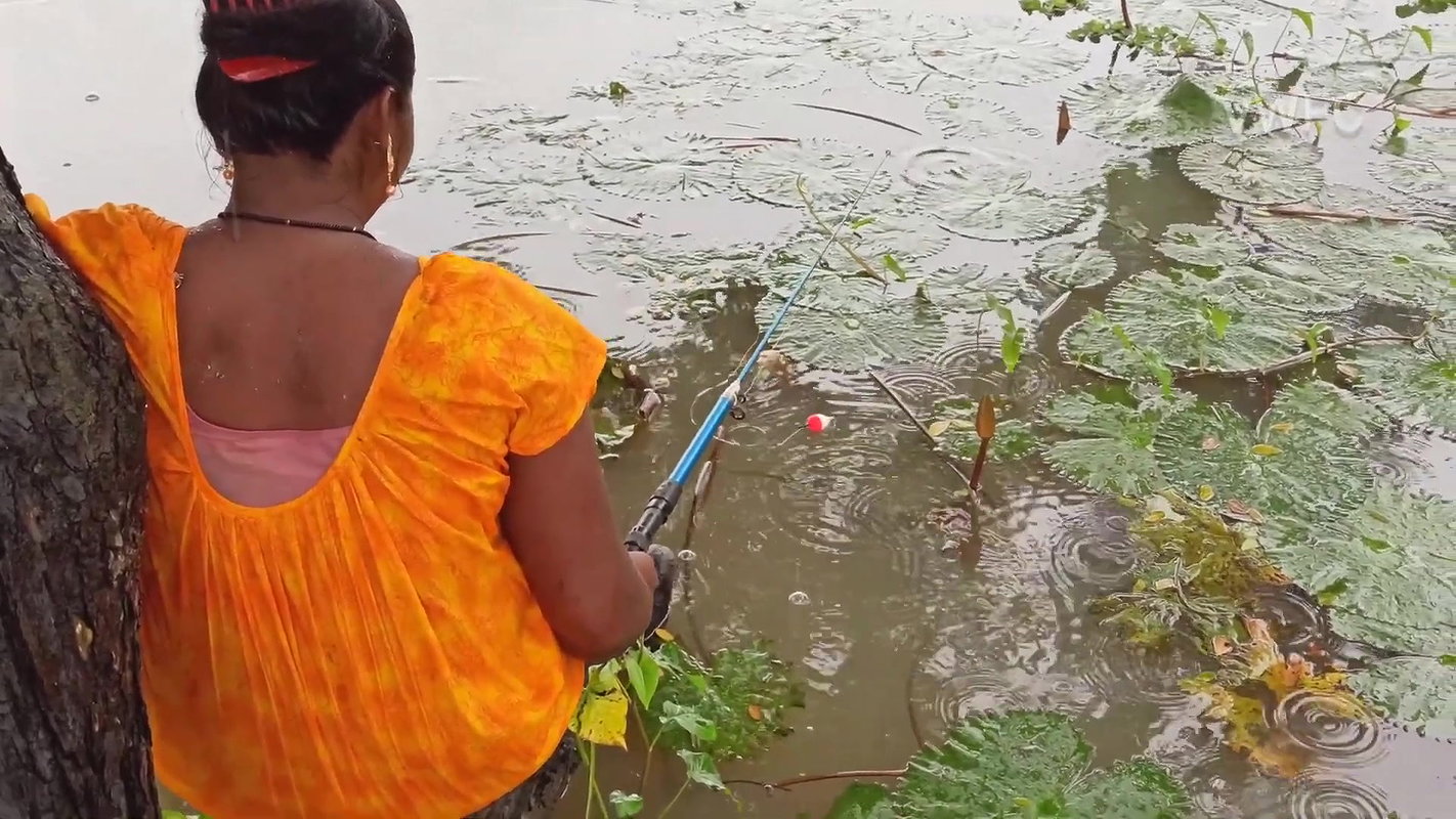 Amazing Village women Hook fishing in Rain   Villa