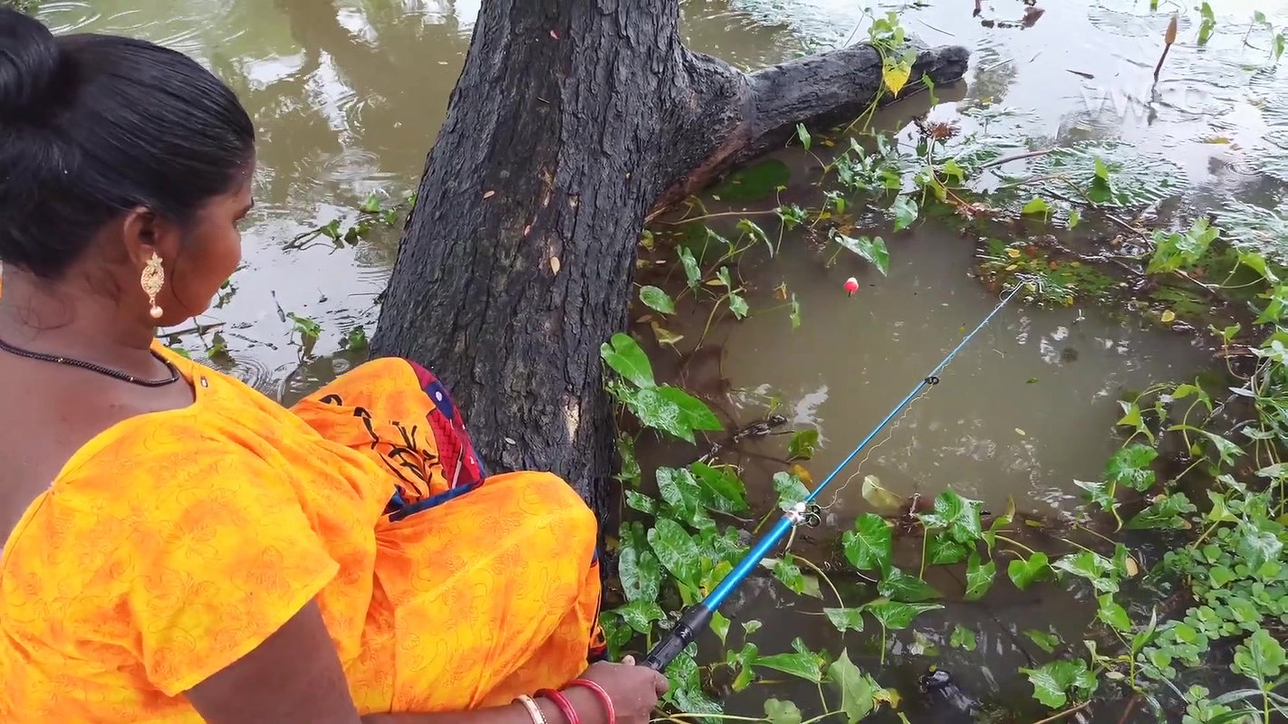 Amazing Village women Hook fishing in Rain   Villa