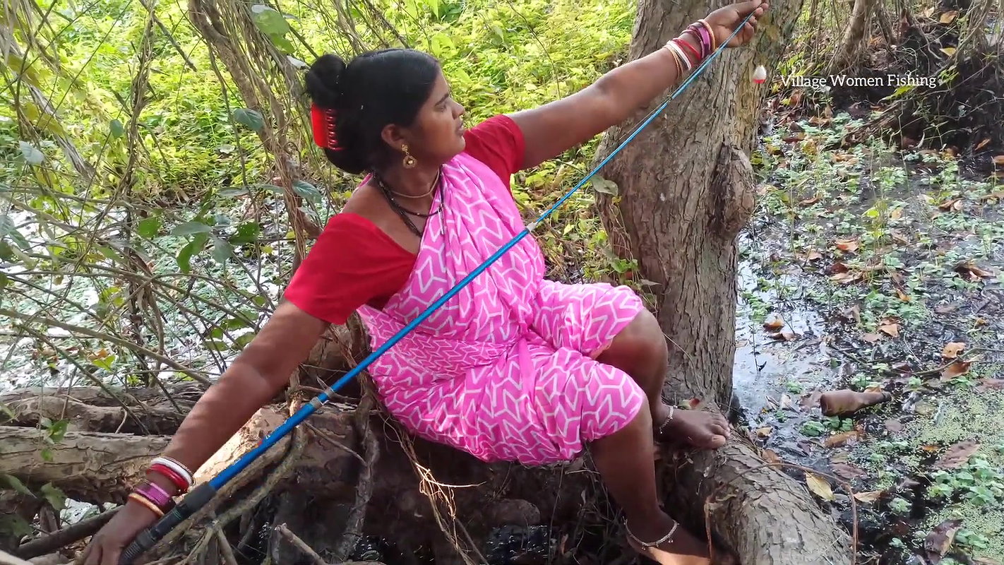 Amazing Village Women hook fishing    Very Big Fis