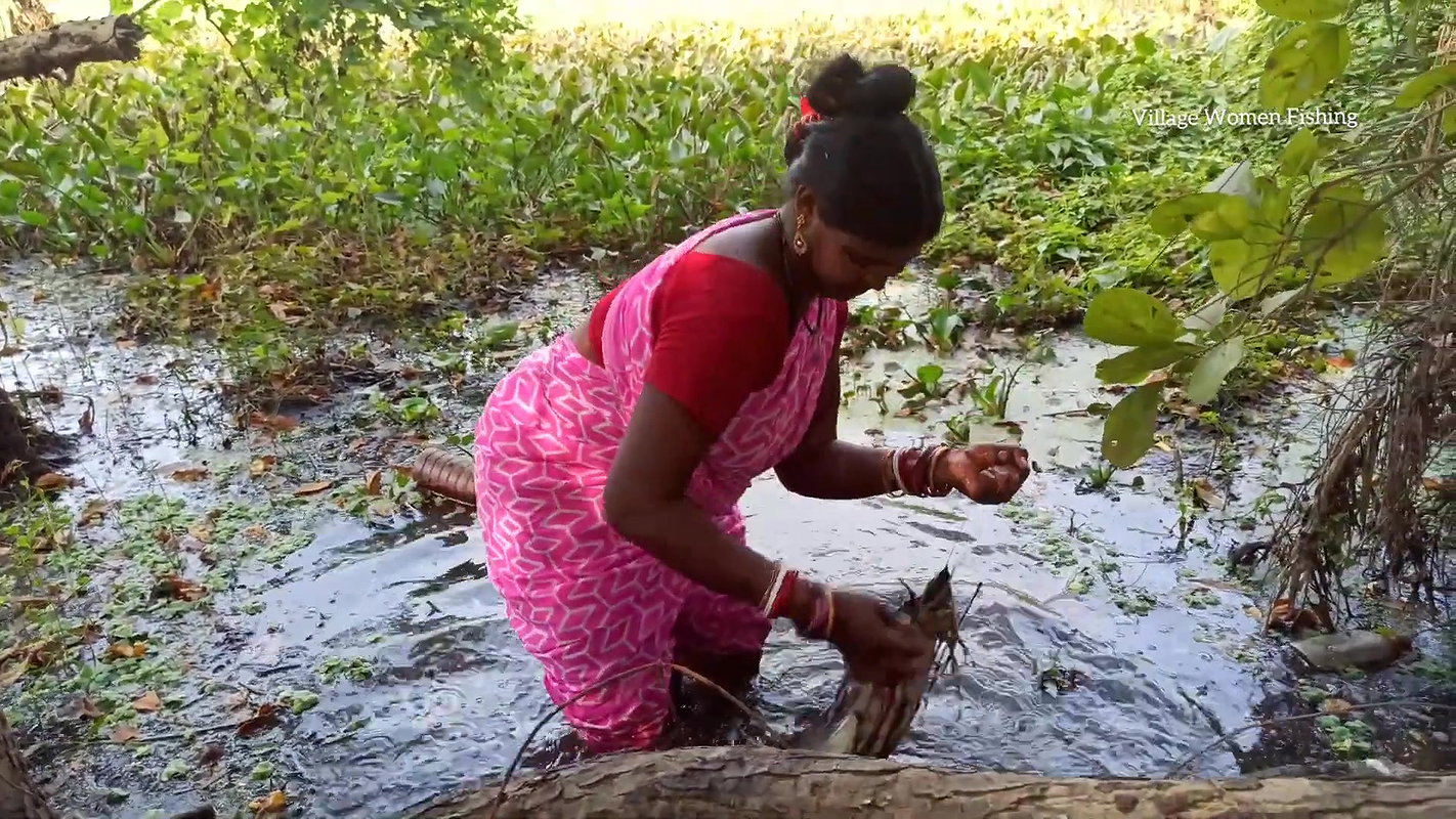 Amazing Village Women hook fishing    Very Big Fis