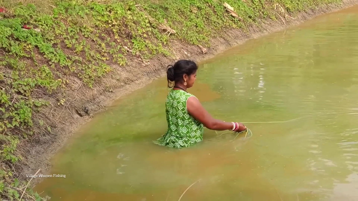 Amazing Village Women Hunting Carp fish with cast