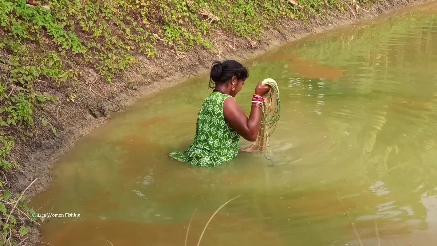 Amazing Village Women Hunting Carp fish with cast