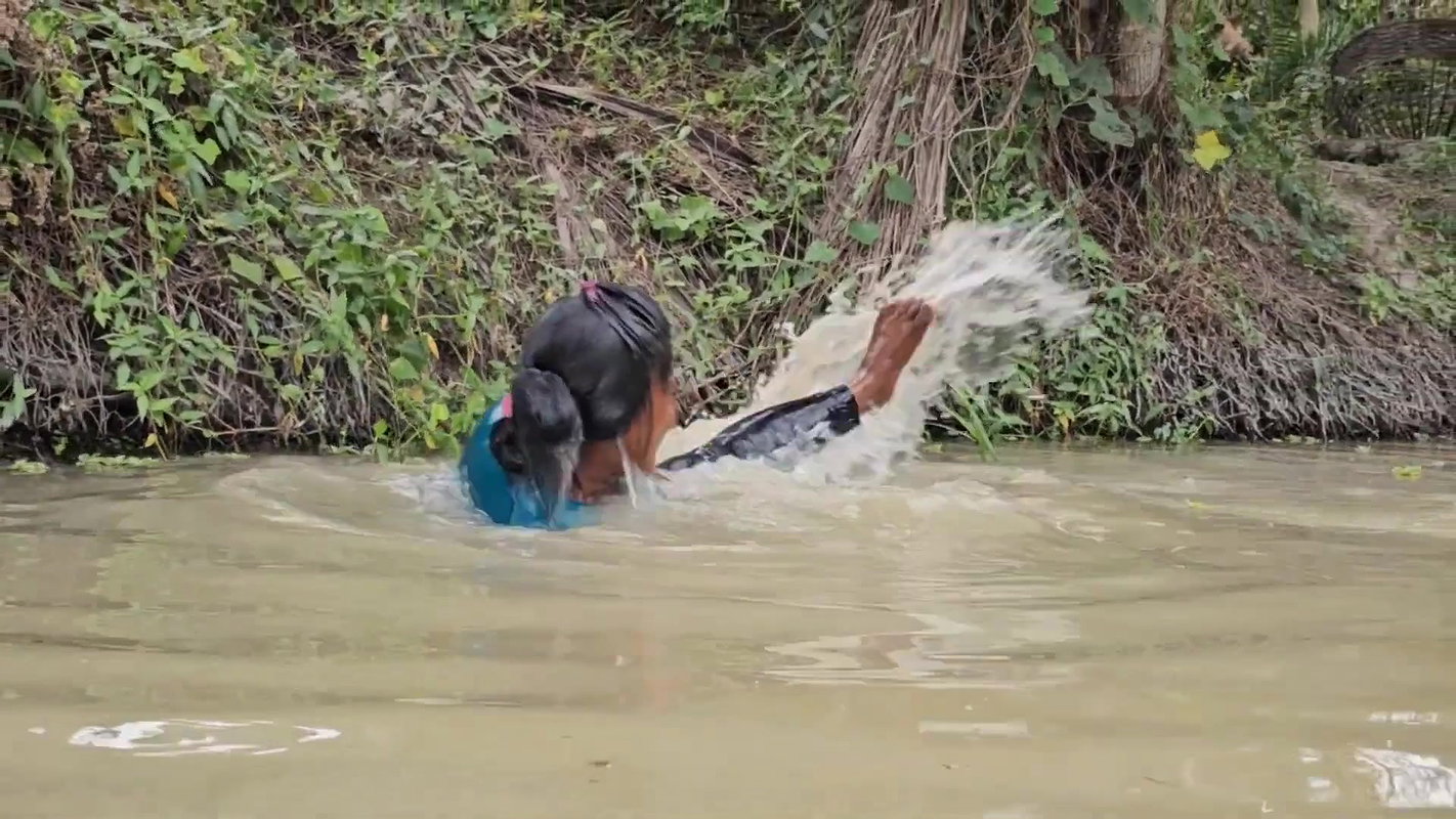 Amazing Village Women incredible Big Carp Fish hun