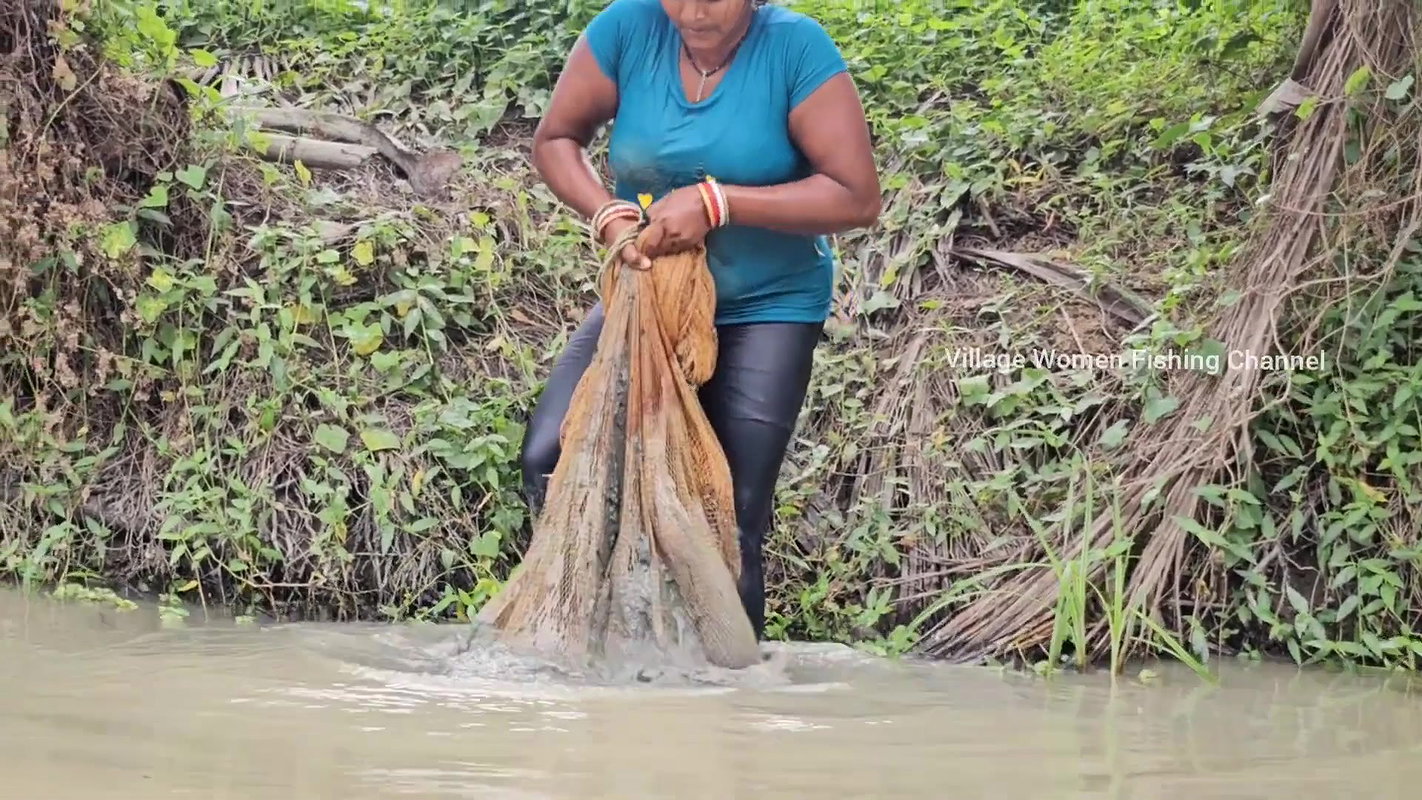 Amazing Village Women incredible Big Carp Fish hun
