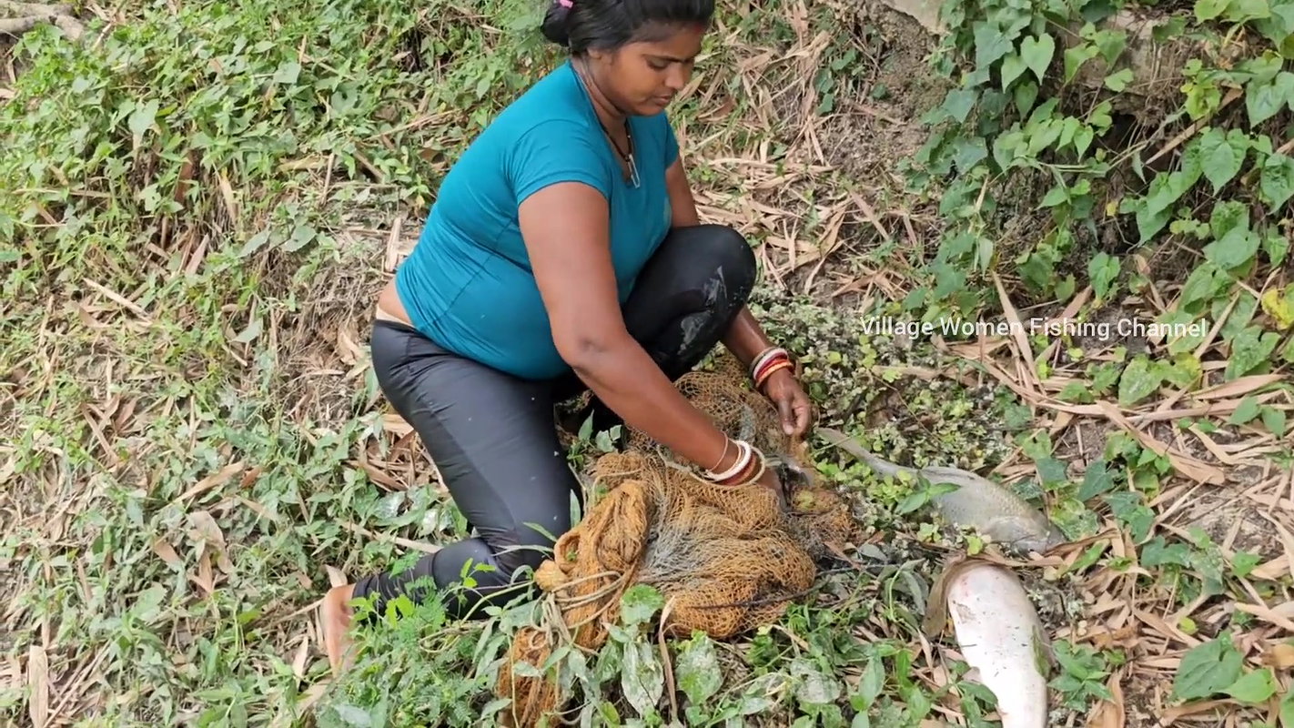 Amazing Village Women incredible Big Carp Fish hun