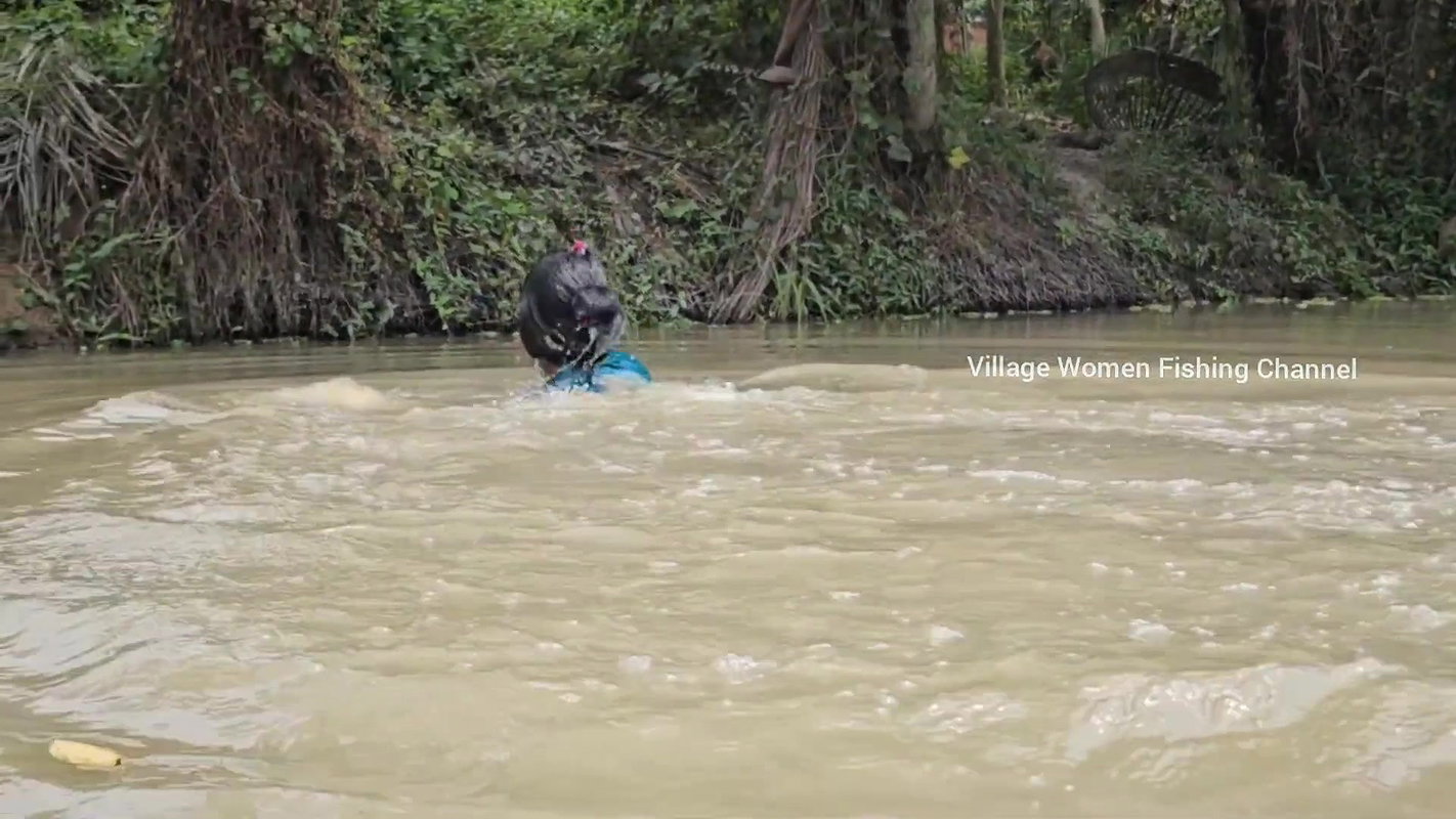 Amazing Village Women incredible Big Carp Fish hun