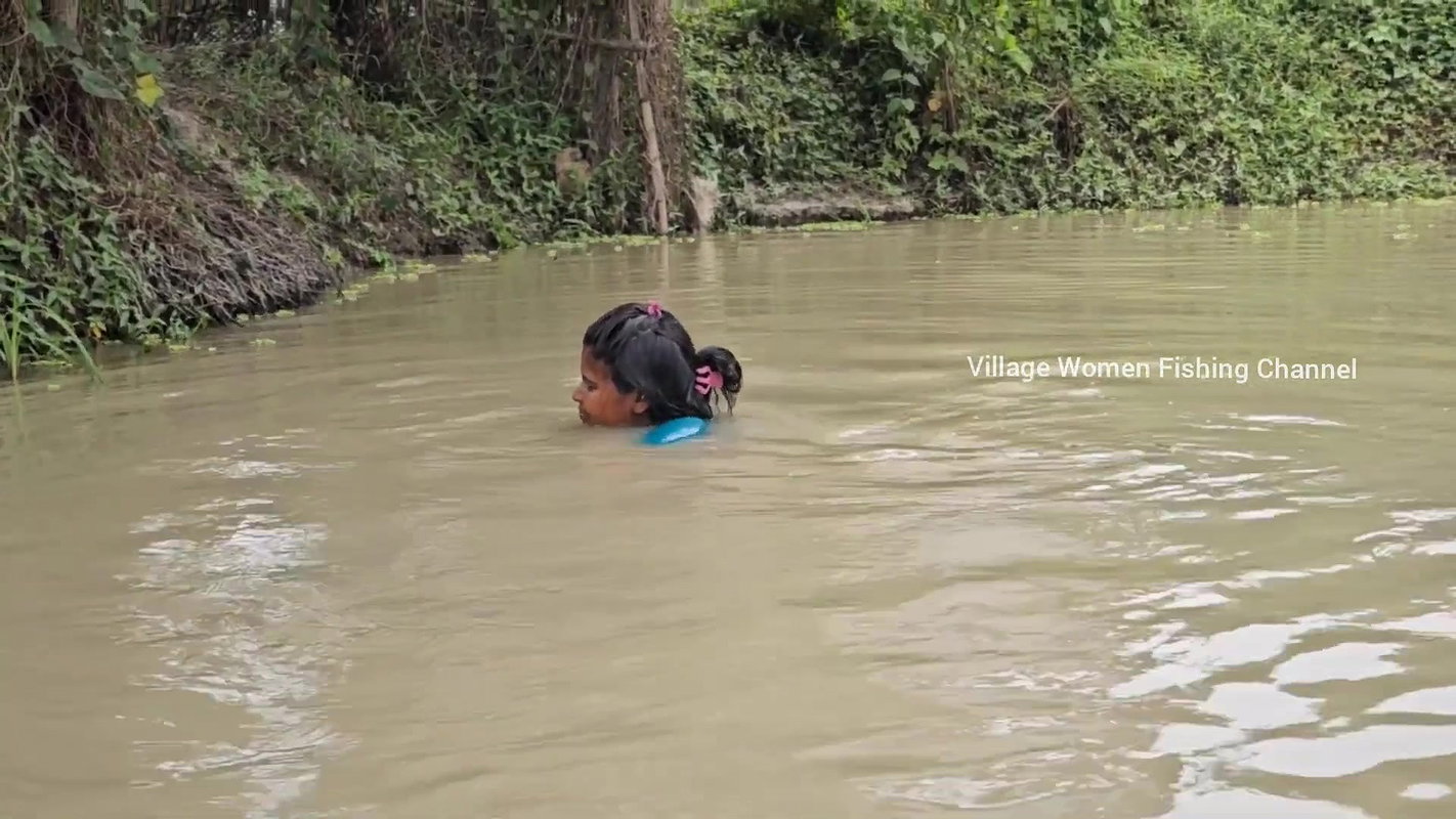 Amazing Village Women incredible Big Carp Fish hun