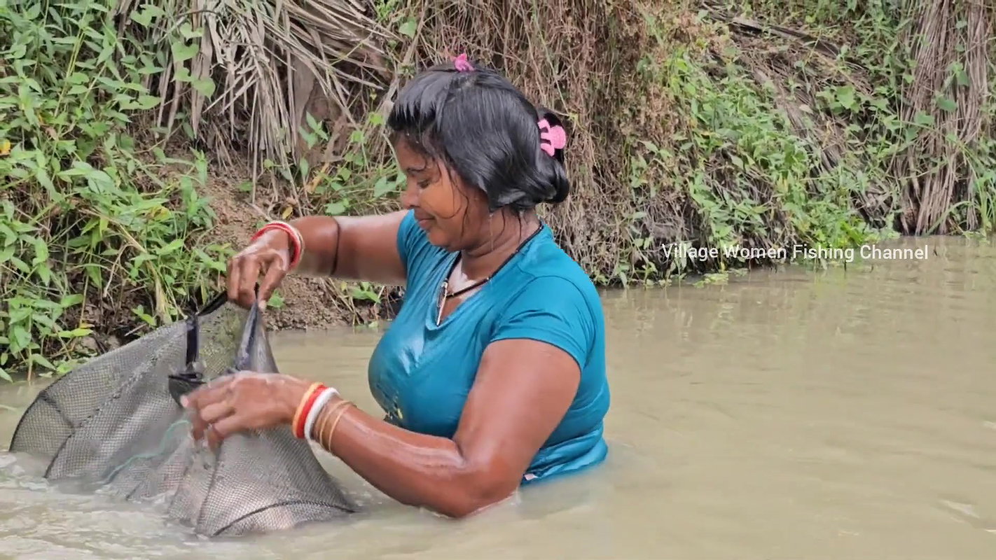 Amazing Village Women incredible Big Carp Fish hun
