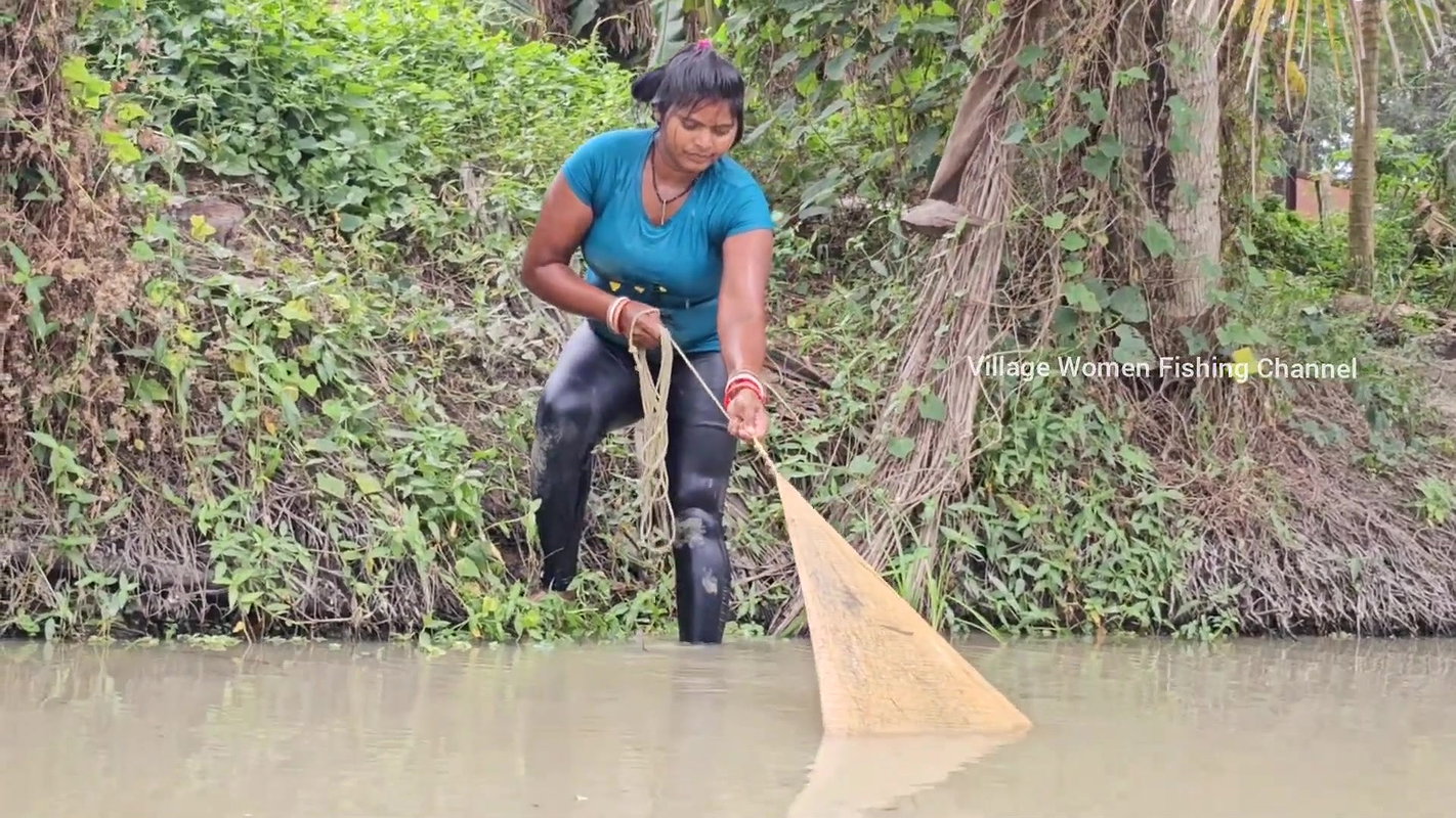Amazing Village Women incredible Big Carp Fish hun