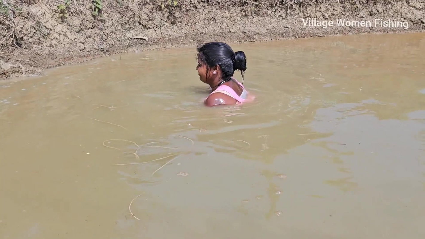 Amazing Village Women incredible Fishing video