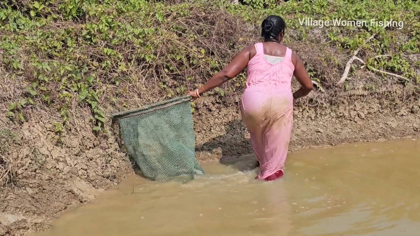 Amazing Village Women incredible Fishing video