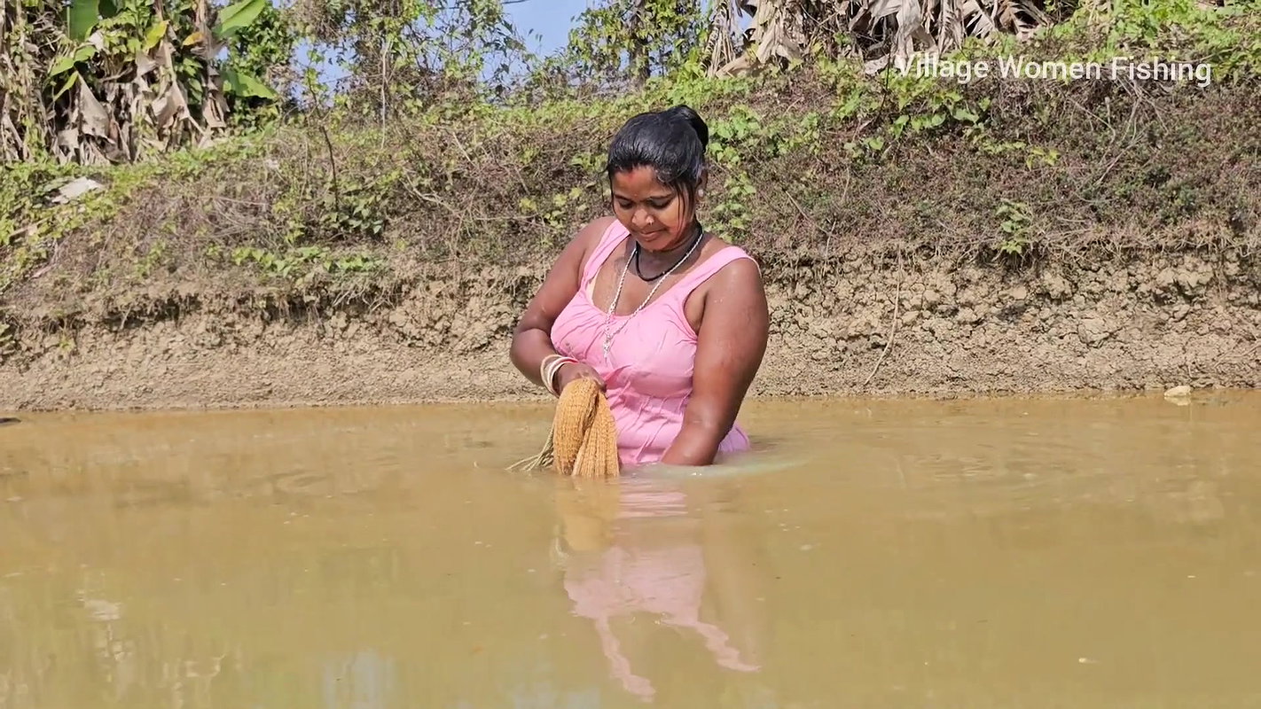 Amazing Village Women incredible Fishing video