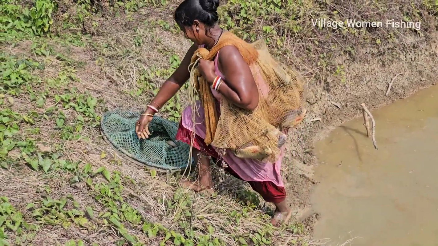 Amazing Village Women incredible Fishing video