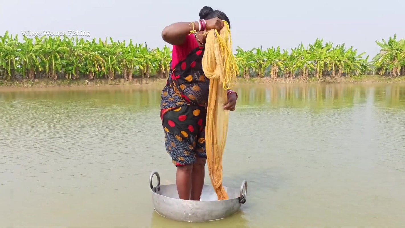 Amazing Village Women Incredible Fishing   Daring