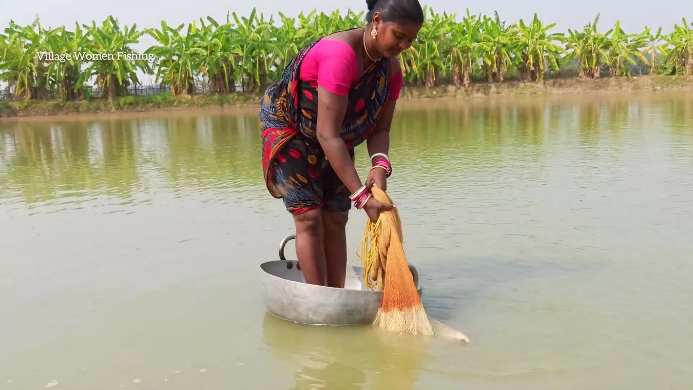 Amazing Village Women Incredible Fishing   Daring