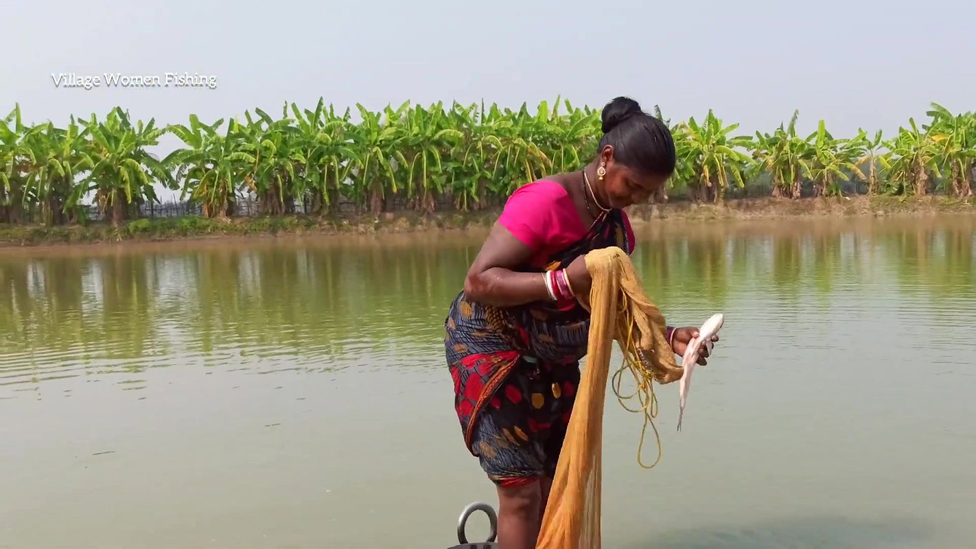 Amazing Village Women Incredible Fishing   Daring