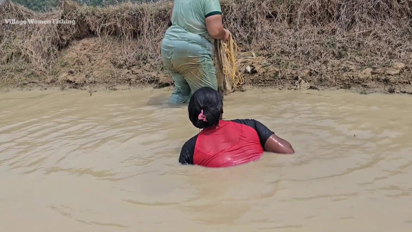 Amazing Village Women incredible Net fishing Video