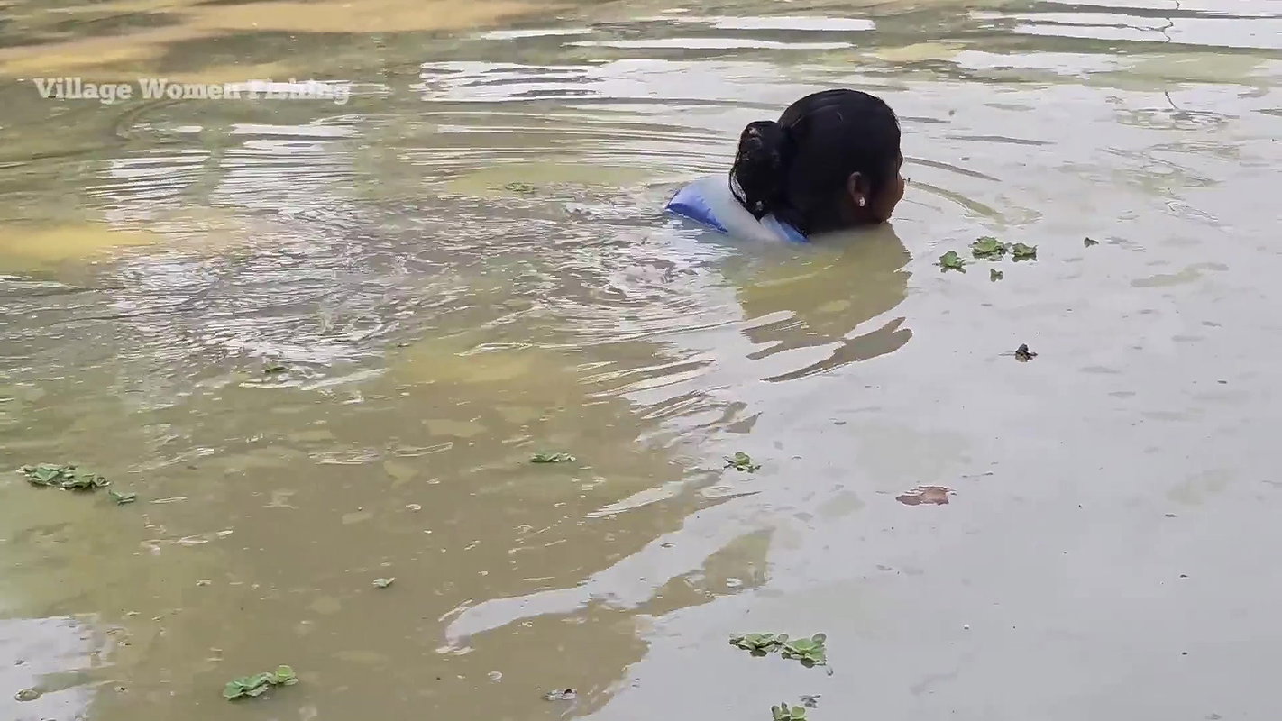 x Amazing Village Women Mouni Fishing    Fishing in