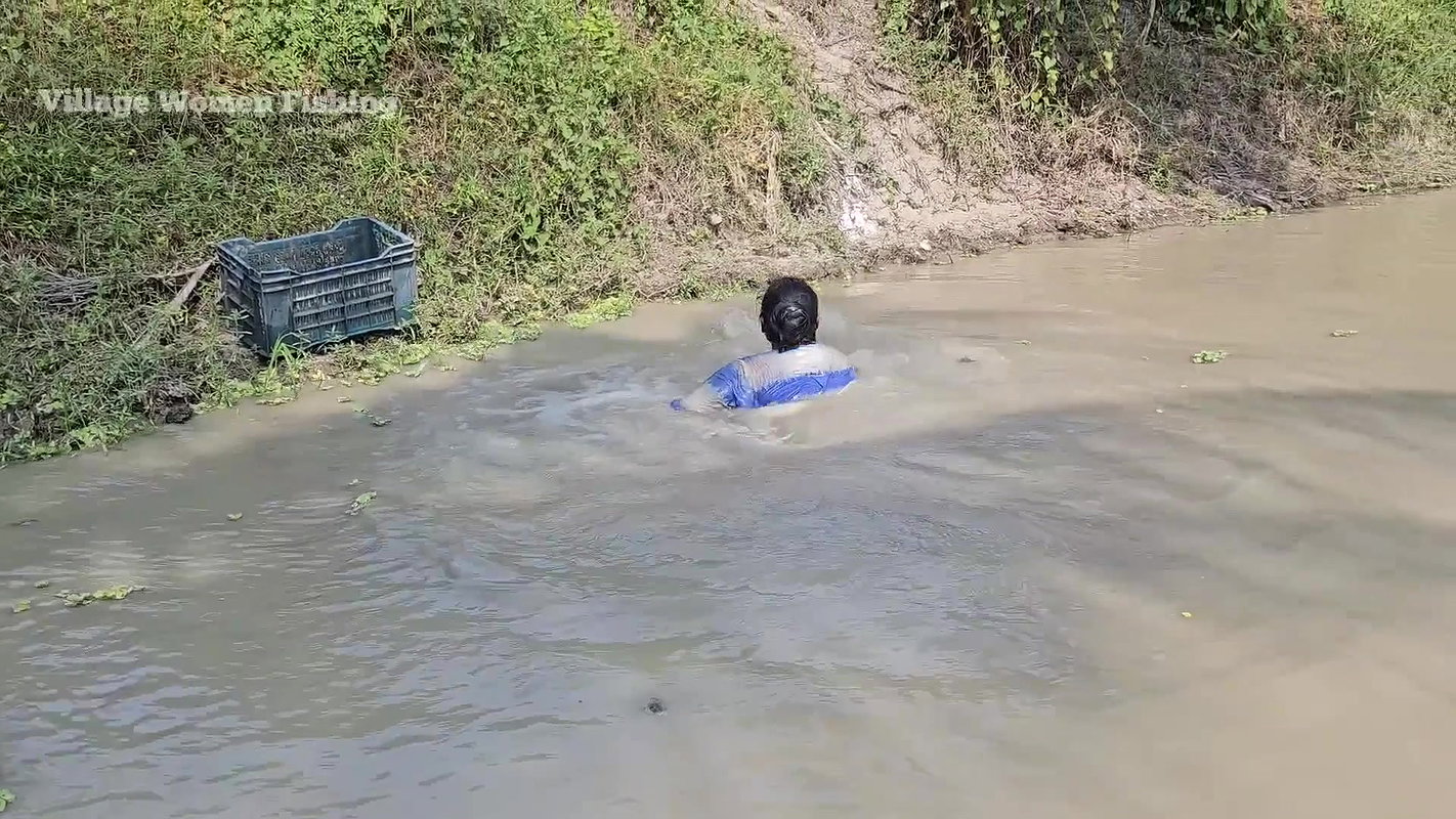 x Amazing Village Women Mouni Fishing    Fishing in