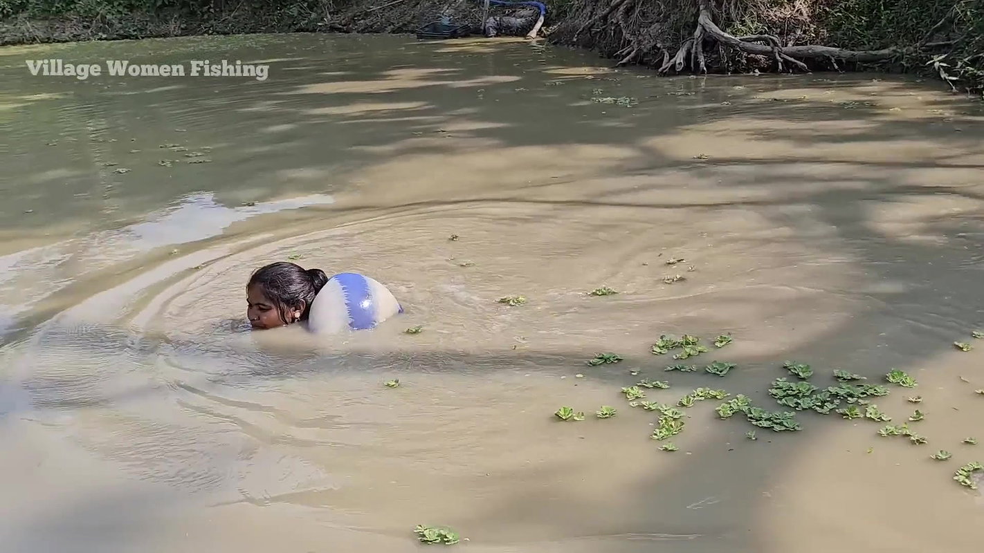 x Amazing Village Women Mouni Fishing    Fishing in