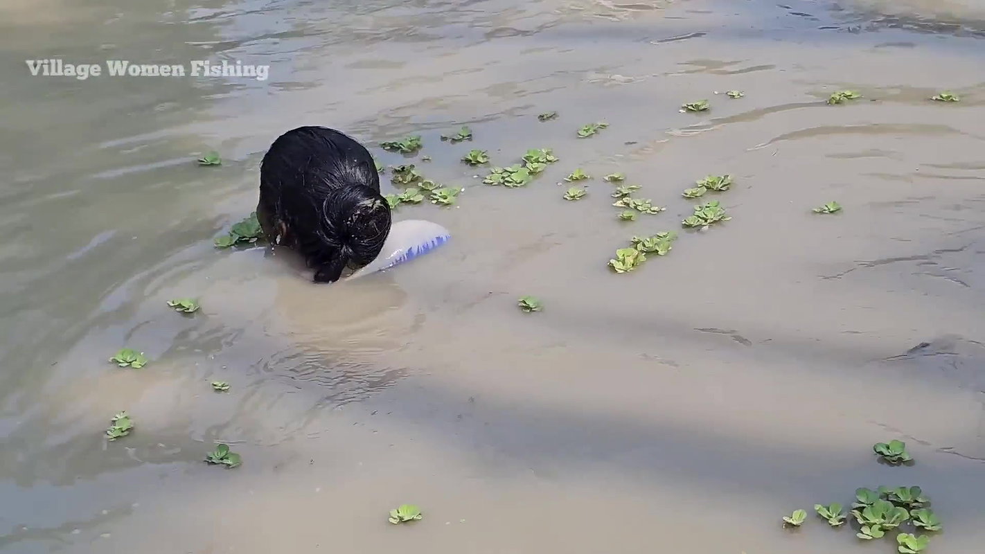 x Amazing Village Women Mouni Fishing    Fishing in