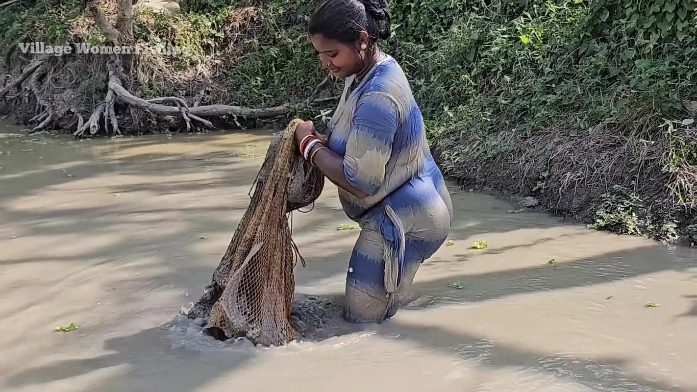 x Amazing Village Women Mouni Fishing    Fishing in