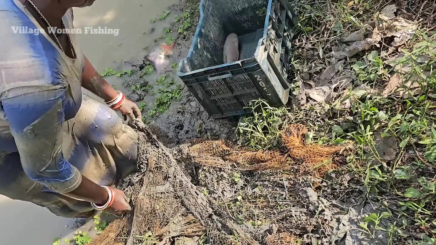x Amazing Village Women Mouni Fishing    Fishing in
