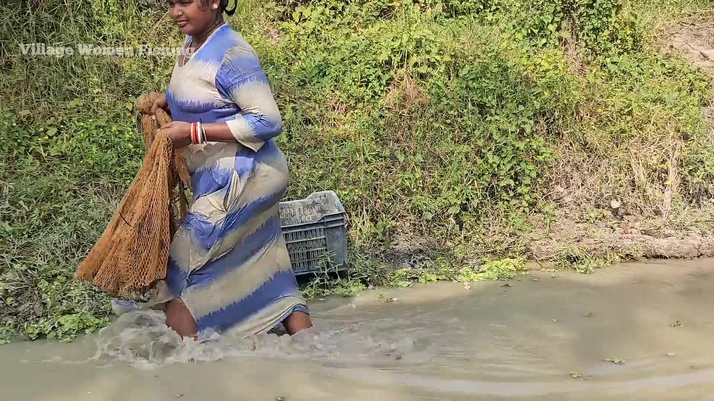x Amazing Village Women Mouni Fishing    Fishing in