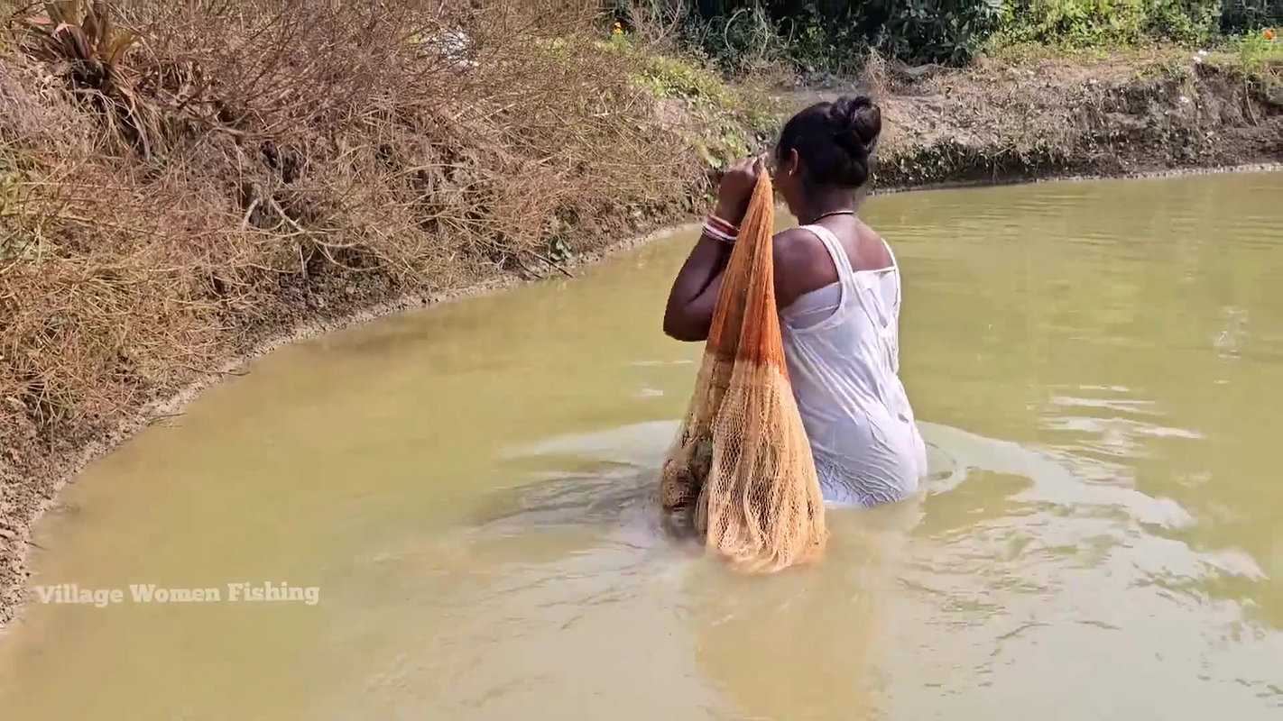 Amazing Village Women Mouni net fishing in Village