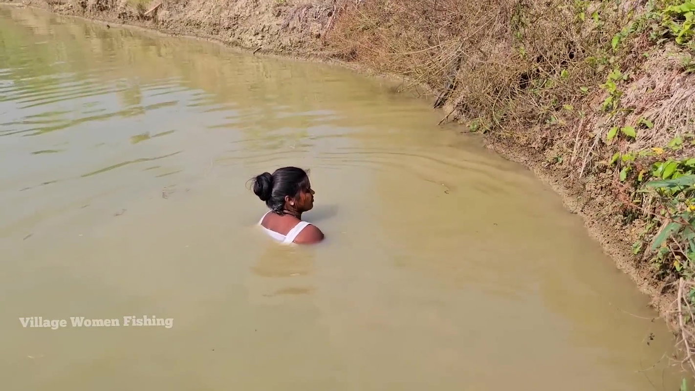 Amazing Village Women Mouni net fishing in Village