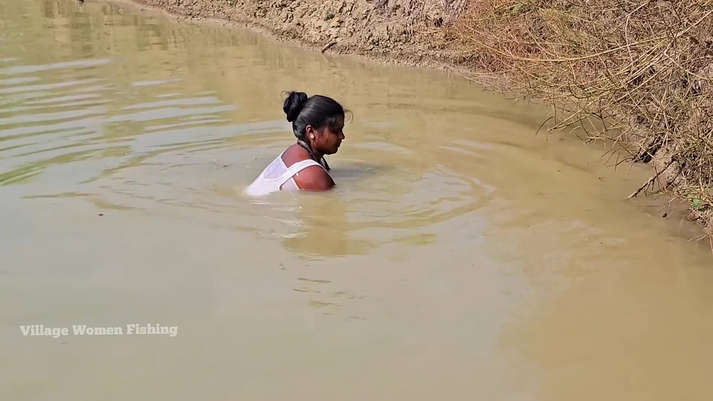 Amazing Village Women Mouni net fishing in Village